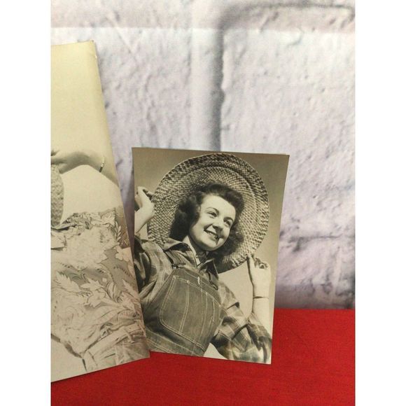Vintage Original Found Photos “Hat Girls” B&W Snapshot Photos Photography 1950’s - Picture 7 of 10